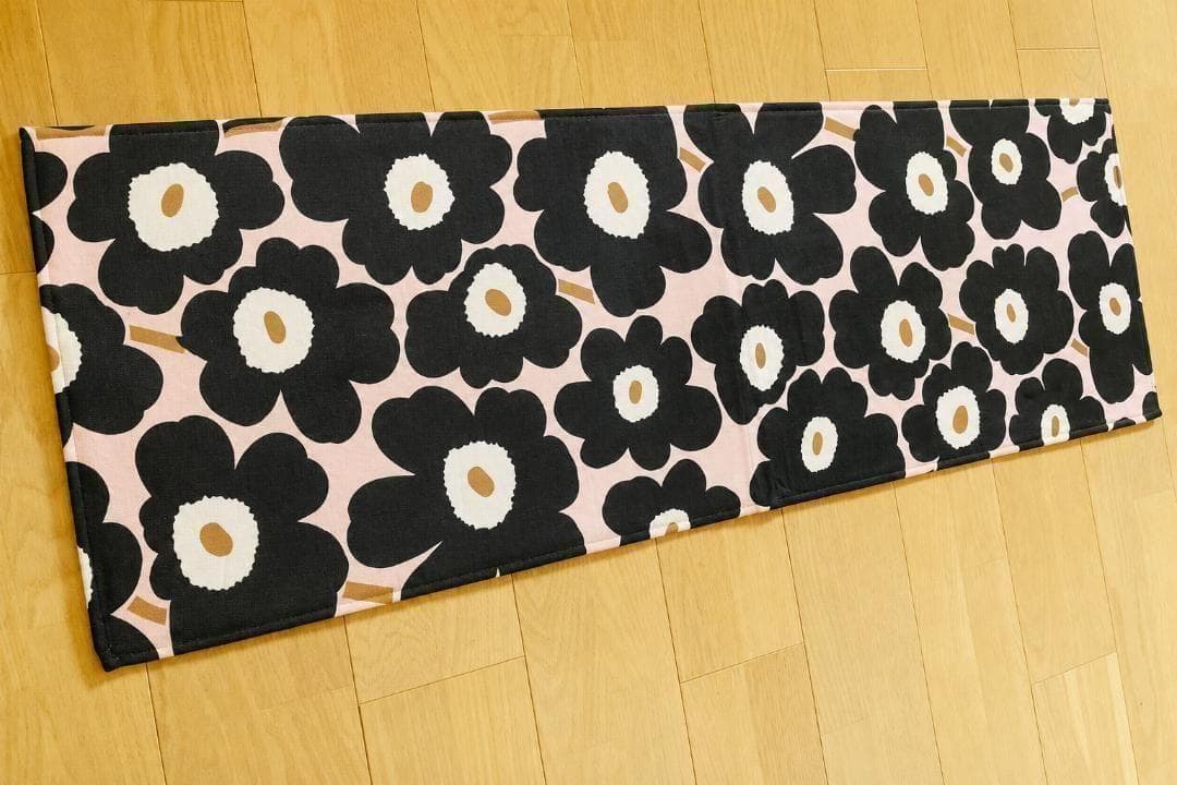 マリメッコ マット ブラック✖︎ピンク【40センチ×120センチ】 | 2枚目